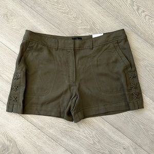 ⭐️Any 3/$20⭐️ NEW!!WHITE HOUSE BLACK MARKET  The Twill Lace Up 5” Short —Size 14